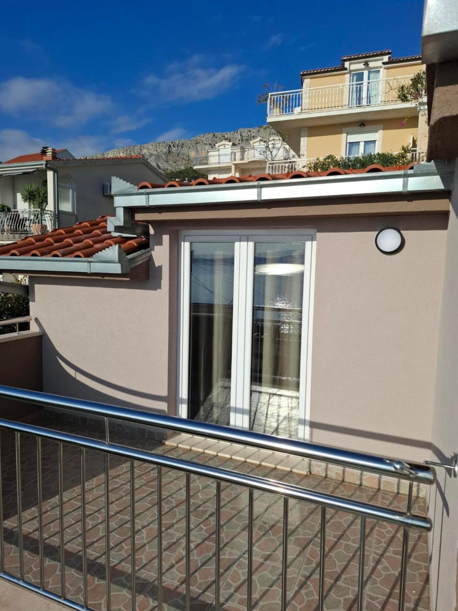 Apartment Ante Dugi Rat Exteriör bild
